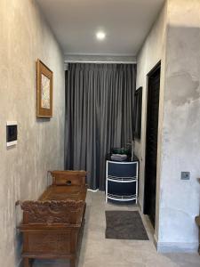 um quarto com uma cama de madeira e uma janela em DJipangan Home em Bantul