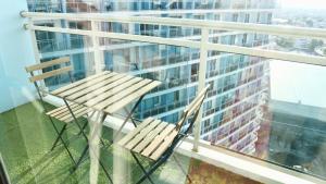 een stoel op het balkon van een gebouw bij Relaxing 1BR Sanctuary at Azure with Wi-Fi in Manilla