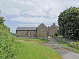 an old stone house with a road in front of it at Lapwing Cottage - E5028 in Birtley