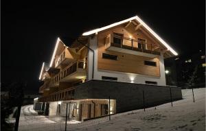 um grande edifício na neve à noite em 1 Bedroom Nice Apartment In Flachau em Flachau