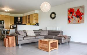 uma sala de estar com um sofá e uma mesa em Gorgeous Home In Diksmuide With House A Panoramic View em Diksmuide