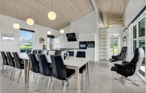 cocina y comedor con mesa y sillas en Amazing Home In Lkken With Wifi, en Løkken