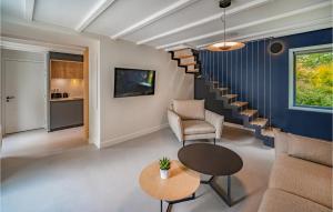 Una sala de estar con una escalera y una mesa y sillas. en 1 Bedroom Lovely Home In Concarneau, en Concarneau