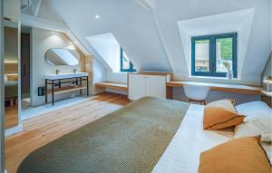 1 dormitorio con 1 cama y lavamanos en el ático en 1 Bedroom Lovely Home In Concarneau, en Concarneau