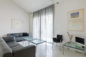 a living room with a couch and a tv at Villa Amalfi in Casalecchio di Reno