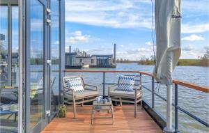 En balkon eller terrasse på Stunning Ship In Oh Laak With Kitchen
