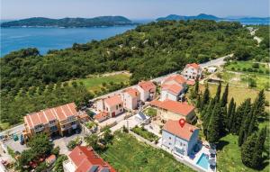 z góry widok na dom na wzgórzu nad wodą w obiekcie Nice Home In Zaton Veliki With Kitchen w mieście Zaton