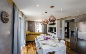 jadalnia z białym stołem i kuchnią w obiekcie Nice Home In Zaton Veliki With Kitchen w mieście Zaton