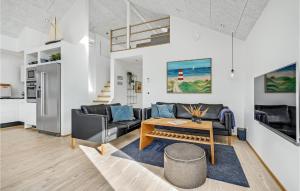 Bøtø ByにあるBeautiful Home In Vggerlse With 3 Bedrooms, Sauna And Wifiのリビングルーム(ソファ、テーブル付)