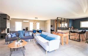 ein Wohnzimmer mit einem Sofa und einem Tisch in der Unterkunft Awesome Home In Pont-vque With Private Swimming Pool, Can Be Inside Or Outside in Pont-Évêque
