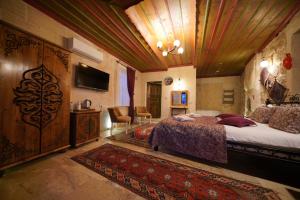 A television and/or entertainment centre at Emit Cave Hotel