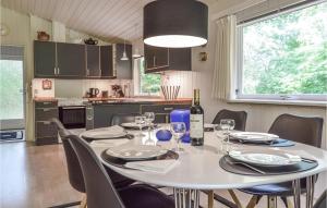 ジルレジェにあるBeautiful Home In Gilleleje With Kitchenのキッチン(白いテーブル、椅子付)、ダイニングルーム