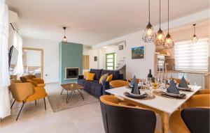 - un salon avec un canapé bleu et une table dans l'établissement 3 Bedroom Lovely Home In Peroj, à Peroj