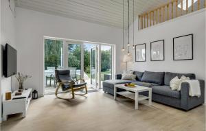 sala de estar con sofá y mesa en 3 Bedroom Nice Home In Lundby, en Lundby