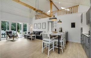 cocina y sala de estar con mesa y sillas en 3 Bedroom Nice Home In Lundby, en Lundby