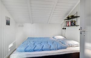 ホにあるAmazing Home In Blvand With 3 Bedrooms And Wifiのベッドルーム1室(青い掛け布団付)