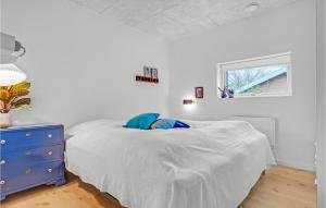 um quarto com uma cama com uma cómoda azul e uma janela em 5 Bedroom Awesome Home In Ebeltoft em Ebeltoft