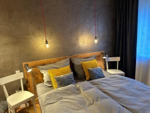 een bed met gele en blauwe kussens in een slaapkamer bij Designapartment 2.0 in Lutherstadt Wittenberg