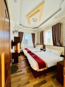 Postel nebo postele na pokoji v ubytování Bình Dương Đà Lạt Hotel