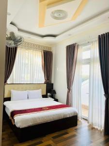 Postel nebo postele na pokoji v ubytování Bình Dương Đà Lạt Hotel