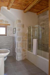 y baño con ducha acristalada y lavamanos. en Villa Amalthiea, en Arménoi