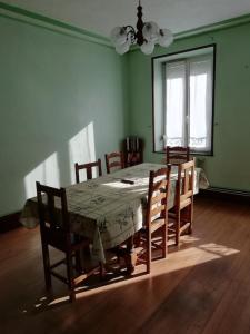 a dining room with a table and chairs and a window at Appartement à 5 min à pied du centre ville et des sentiers, 6 personnes et 2 SDB in Fraize