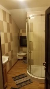La salle de bains est pourvue d'une douche, d'un lavabo et d'une baignoire. dans l'établissement CASUTA MAGICA, à Păuşeşti-Măglaşi
