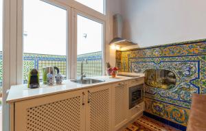 Η κουζίνα ή μικρή κουζίνα στο Amazing Apartment In Sevilla With Wifi