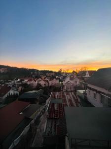Východ nebo západ slunce při pohledu z hotelu nebo okolí