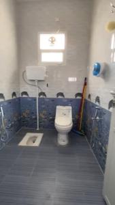 ein Bad mit einem WC und einem Waschbecken in der Unterkunft بيت المقصورة بولاية سناو 