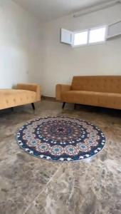 ein Zimmer mit einem großen Teppich auf dem Boden in der Unterkunft بيت المقصورة بولاية سناو 