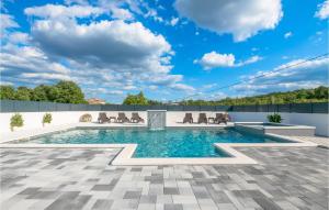 ein Pool auf dem Dach eines Hauses mit blauem Himmel in der Unterkunft Stunning Home In Grubine With Heated Swimming Pool in Grubine