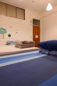 a bedroom with two beds and a door at Carlos Backpacker in Minxiong