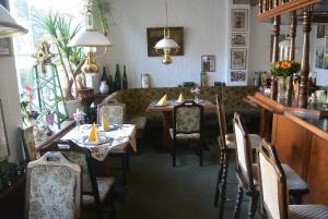 ブルクシュッテットにあるNaumann`s Hotel & Restaurantのテーブルと椅子のあるレストラン、バー