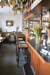 um bar com um monte de cadeiras num restaurante em Naumann`s Hotel & Restaurant em Burgstaedt