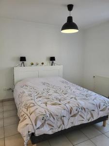 - une chambre avec un lit blanc et 2 lampes dans l'établissement ROOFTOP 3 CHAMBRES, TERRASSE, GARAGE, à Vénissieux