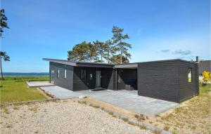 una casa modulare con un ampio patio di Gorgeous Home In Ebeltoft With Wifi a Ebeltoft