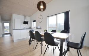 comedor y cocina con mesa y sillas en Gorgeous Home In Ebeltoft With Wifi, en Ebeltoft
