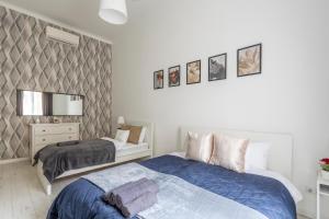 Postel nebo postele na pokoji v ubytování Deluxe Cozy Home in the Heart of Budapest