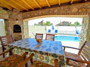 Bazén v ubytování Villa Defne Oludeniz Private Villa nebo v jeho okolí