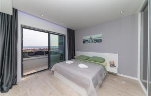 Posteľ alebo postele v izbe v ubytovaní 4 Bedroom Stunning Home In Kastel Stari
