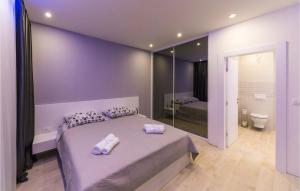 Posteľ alebo postele v izbe v ubytovaní 4 Bedroom Stunning Home In Kastel Stari