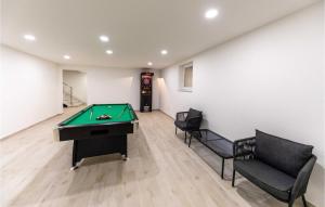 Biliardový stôl v ubytovaní 4 Bedroom Stunning Home In Kastel Stari