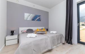 Posteľ alebo postele v izbe v ubytovaní 4 Bedroom Stunning Home In Kastel Stari