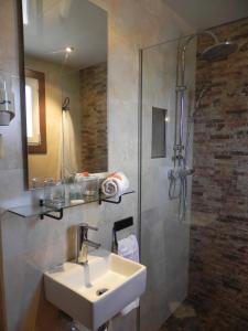 y baño con lavabo y ducha. en Hotel Bonaire en L'Escala