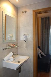y baño con lavabo y espejo. en Hotel Bonaire en L'Escala