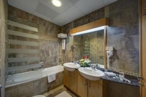 Koupelna v ubytování Al Khoory Hotel Apartments Al Barsha
