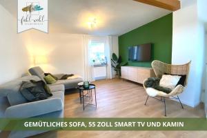 a living room with a couch and chairs in a room at Ferienhaus Fantaisie - Wohnen nahe Schlosspark -Stadtgrenze Bayreuth für 1-5 Pers, Hunde willkommen, voll eingezäunt in Eckersdorf