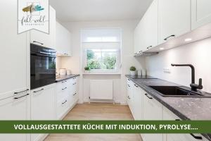 a white kitchen with white cabinets and a sink at Ferienhaus Fantaisie - Wohnen nahe Schlosspark -Stadtgrenze Bayreuth für 1-5 Pers, Hunde willkommen, voll eingezäunt in Eckersdorf