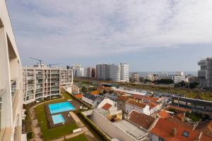 una vista aerea di una città con edifici di Expo River View a Lisbona